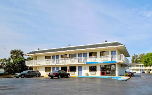 Travelodge by Wyndham Pompano Beach