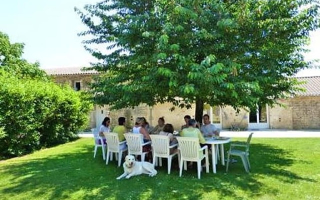 House With 2 Bedrooms in Saint-vincent-la-châtre, With Pool Access, Fu