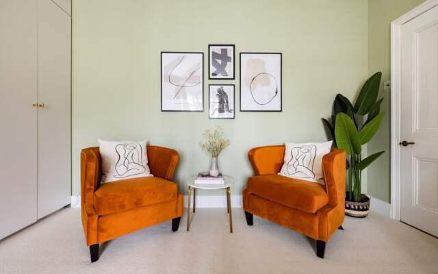 The Queens Park Sanctum - Lovely 2bdr Flat with Balcony