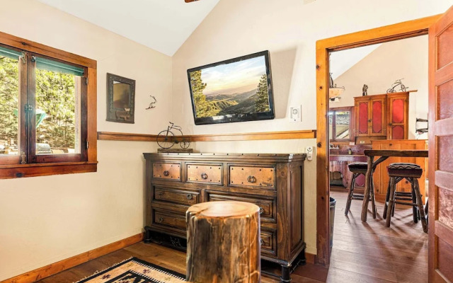 Whispering Pines Walk to Bear Mountain!