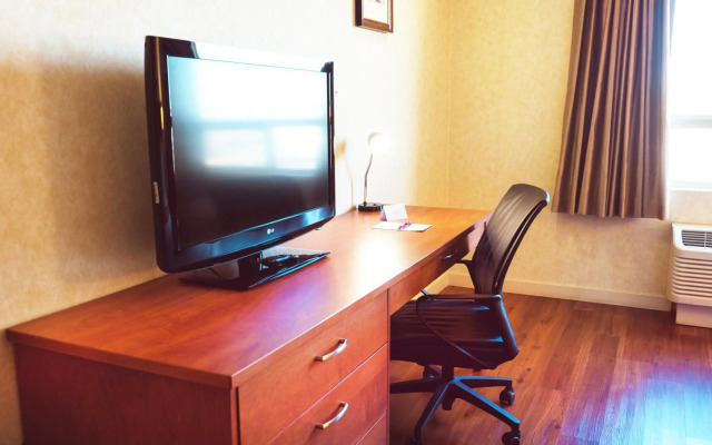 Rosslyn Inn and Suites