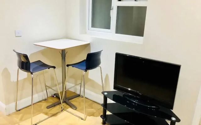 Small 3 Bed Flat Near Heathrow