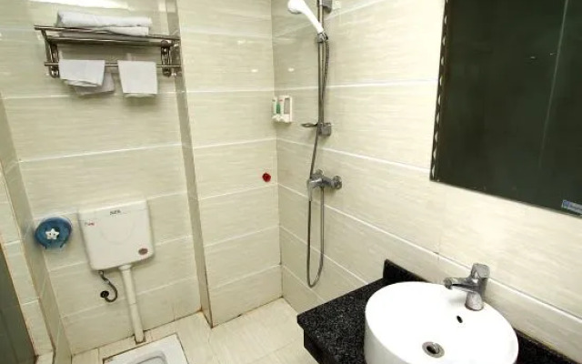 Lingchuan Caiyun Hotel (Guilin High Speed Railway North Station)