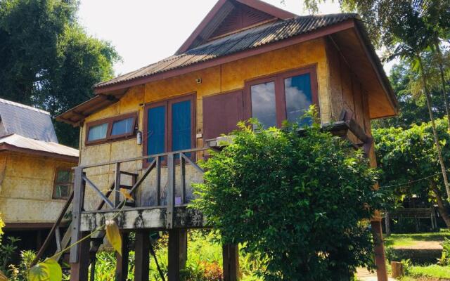 Golden Hut -Chill Bungalows in town黄金泰式传统独栋小屋