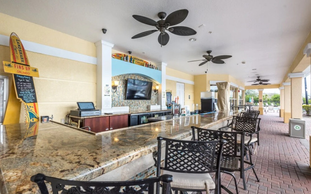 Altavista Lakeview 3 Bedroom Condo by RedAwning
