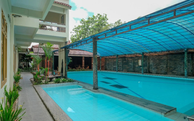 Hotel Savitri Country