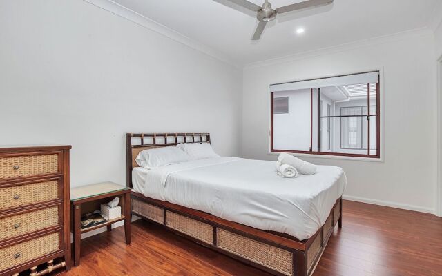 Hope Island Beautiful Chinese Style Villa Qhi007