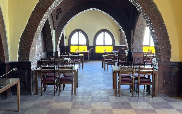Elphardous Oasis Hotel