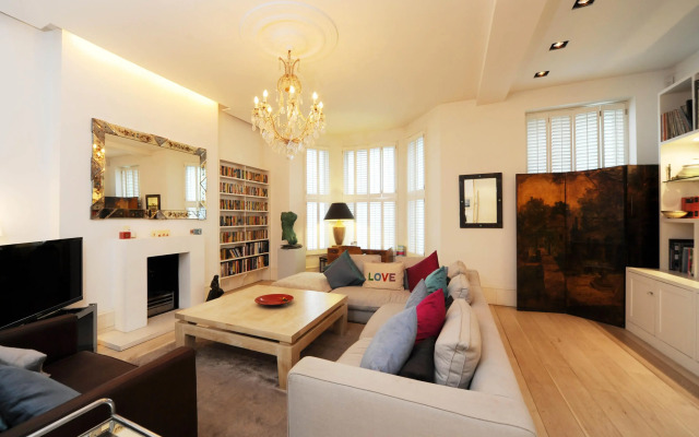 Veeve  Impressive 6 Bed Family Home Holland Park Kensington