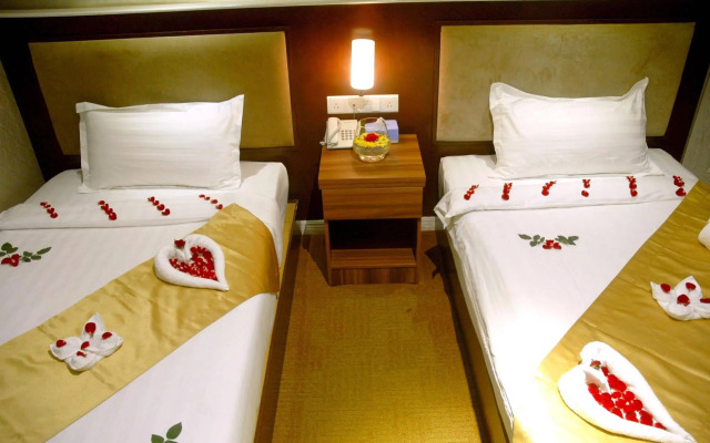 Sunny Holiday Hotel