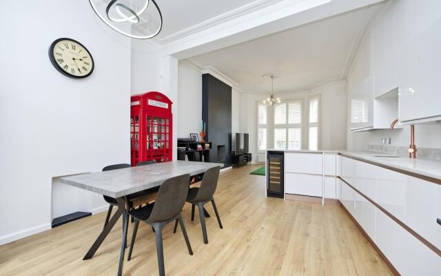Beautiful Battersea Garden Flat by Underthedoormat