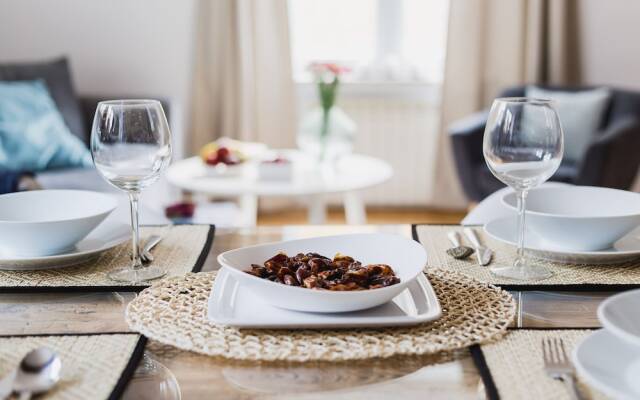 oompH Warsaw Old Town Premium