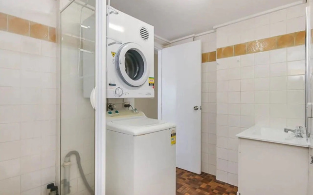 Bright 2 Bedroom Apartment in the Heart of Surfer's Paradise