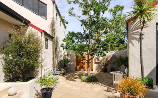 The Loft Art Studio & Premium Bed and Breakfast