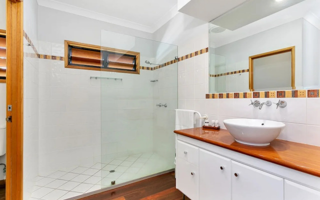 Reeflections Beachfront Holiday House