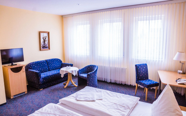 Warias Hotel & Restaurant