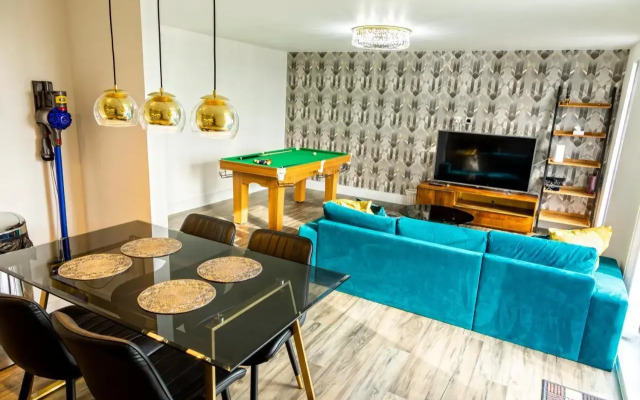 Attractive 2 Bedroom Penthouse with free Parking