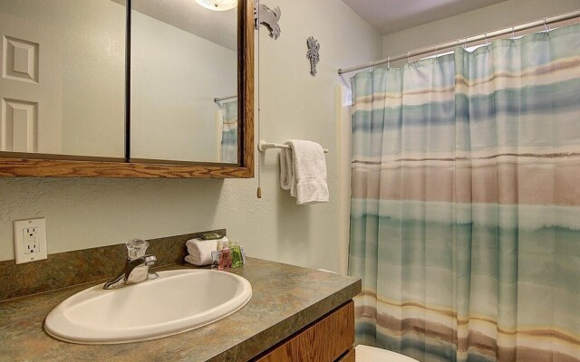 Fantasy Oaks Lodge 4 Bedroom Home by RedAwning