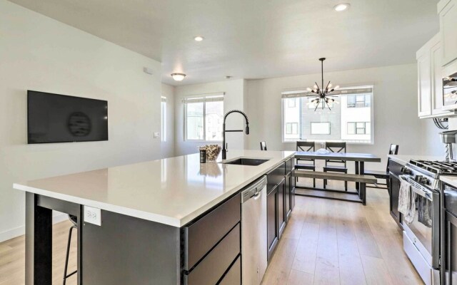 Modern Townhome - 8 Mi to Thanksgiving Point!