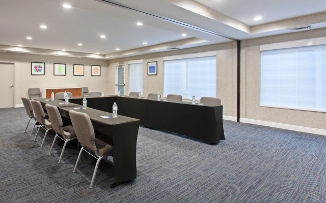 Holiday Inn Express & Suites Corona by IHG