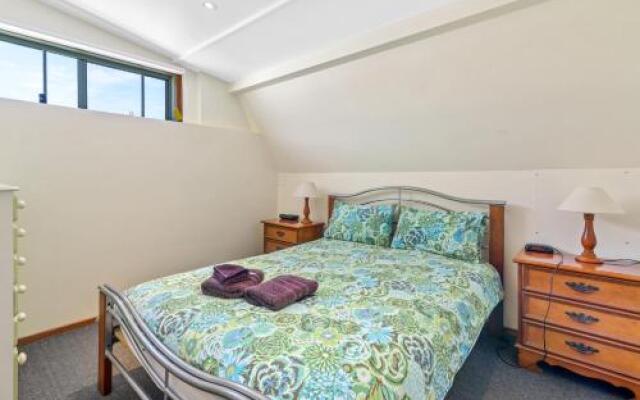 Black Dolphin Waterfront Townhouse - Bay Views