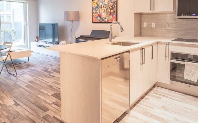 Renovated Downtown Toronto Apartment With Balcony