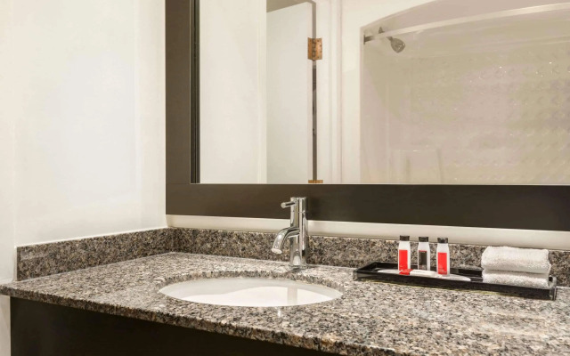 Travelodge Kingston LaSalle Hotel