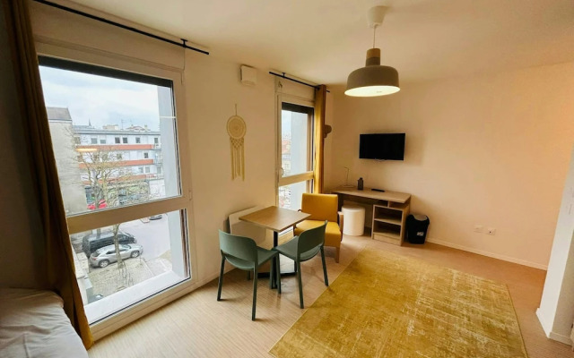 We Live In R - Suite 402