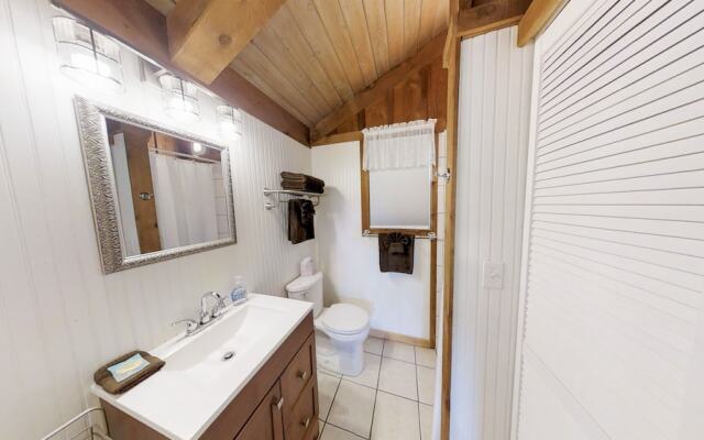 Riverview 1 Bedroom Cabin by RedAwning