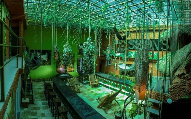 Luxury 14 Bedroom Villa Walking to Clubs/beaches!