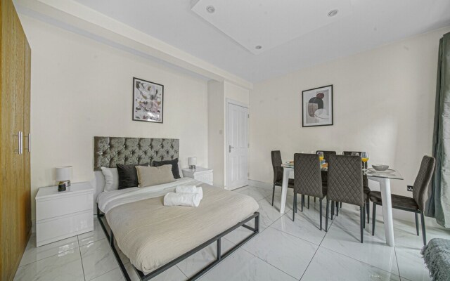 Paddington Station 2BR City Apartment