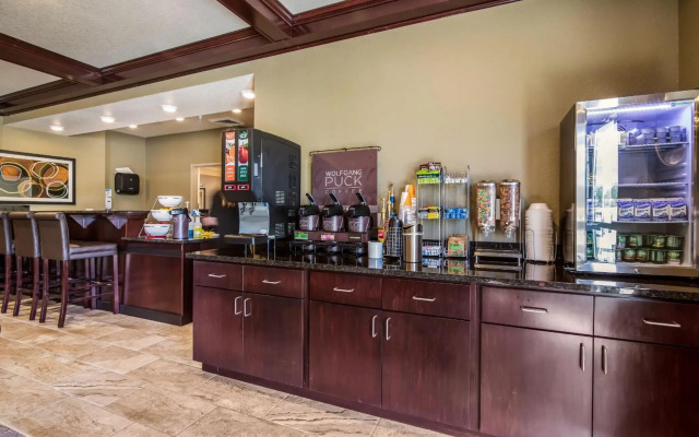 Cobblestone Hotel & Suites - Victor
