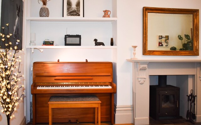 2BD Seafront Flat w Tasteful Decor & Large Garden