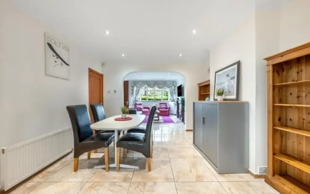 5-bed House - Sleeps 10 - Garden - Parking