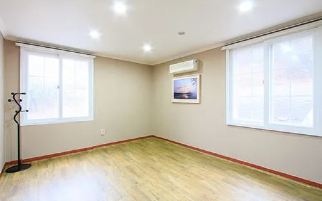 Goseong Hwapoli Pension