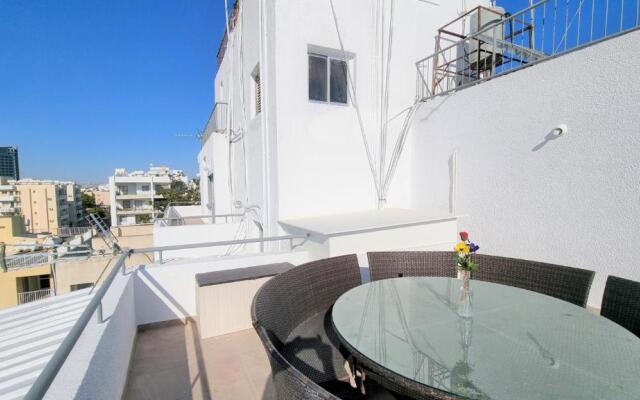 Apartment with 360° balcony and Direct Sea and Harbour View!