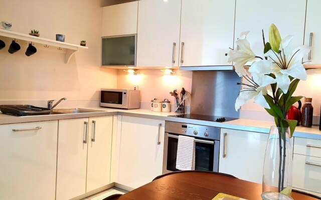 Airy 2 Bed 2 Bathroom With Balcony