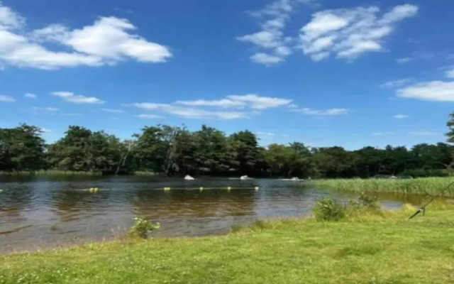 Tranquil Lakeside Stay for 4 Guests