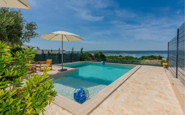 Four-Bedroom Holiday home Maslenica with Sea View 01