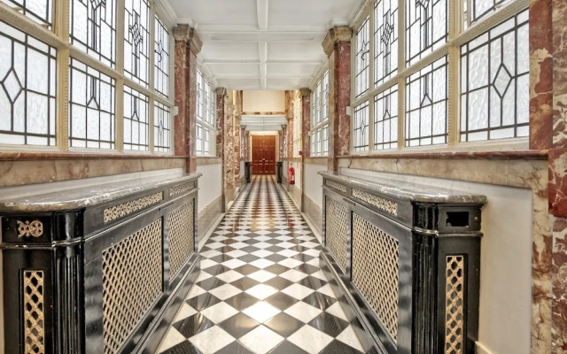 Historic Whitehall Flat in SW1 by Underthedoormat