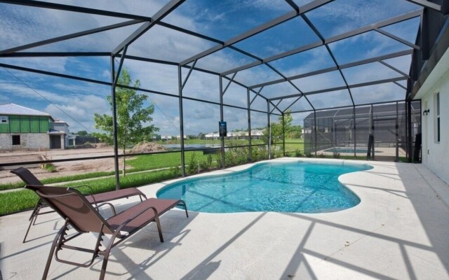 4-bedroom House w/ Private Pool - Great Location Home