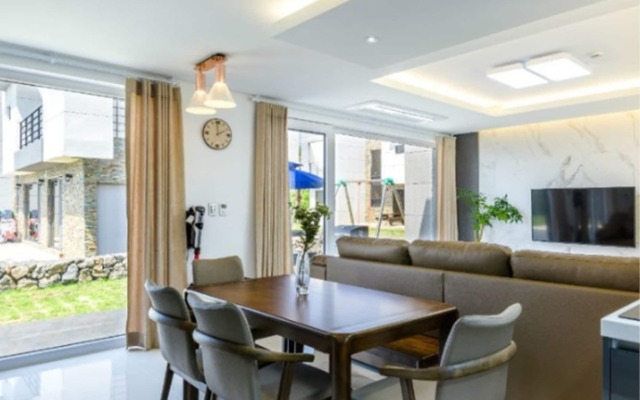 Chandelier Pension