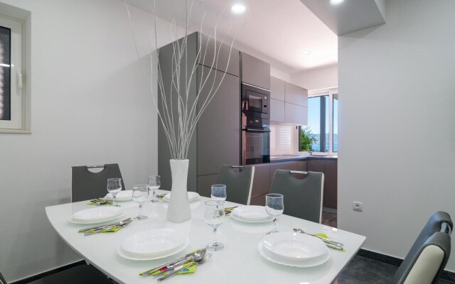 Beautiful Home in Omis With Wifi and 8 Bedrooms