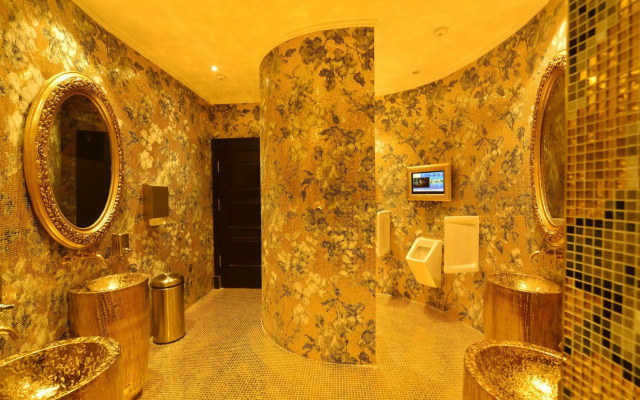 Azura Deluxe Resort & Spa