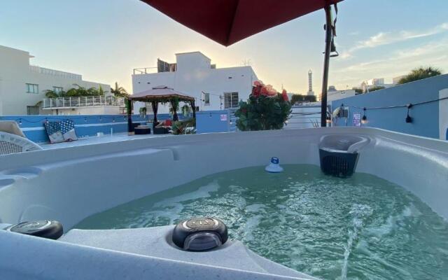 2Bedroom 2Bath with Private Rooftop&Jacuzzi,1block from beach