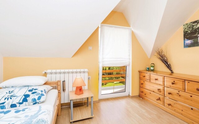 Nice Home in Licko Lesce With 2 Bedrooms and Wifi