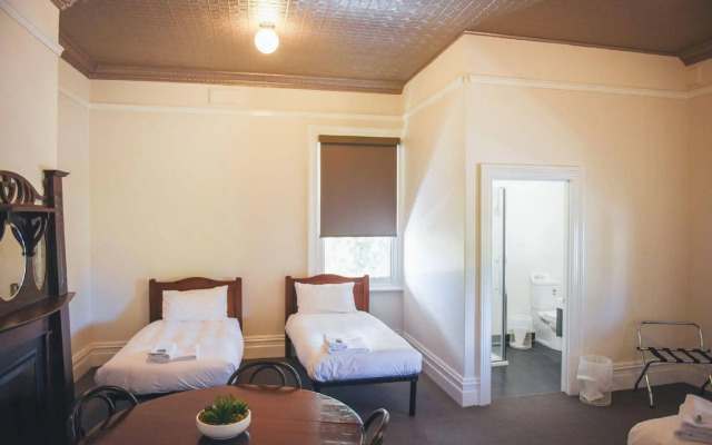 Deloraine Hotel