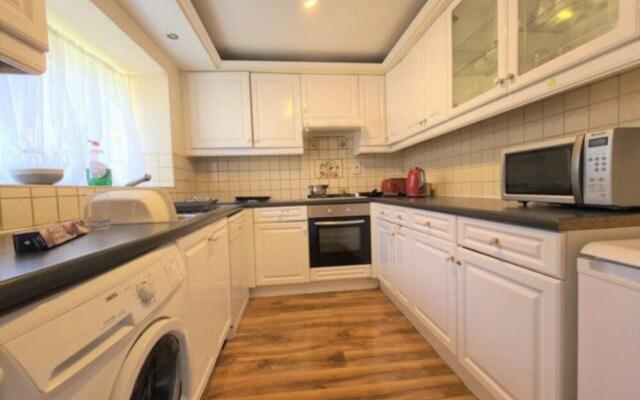 Immaculate 3-bed House in Farnham Royal Slough