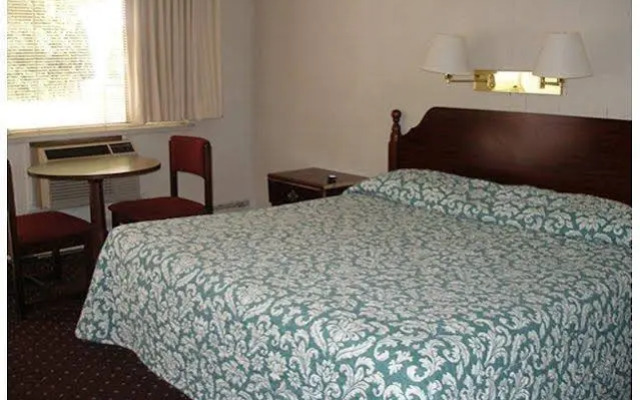 Tomac Motor Inn