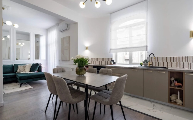 Gorgeous 2BR Condos Steps from Old Town